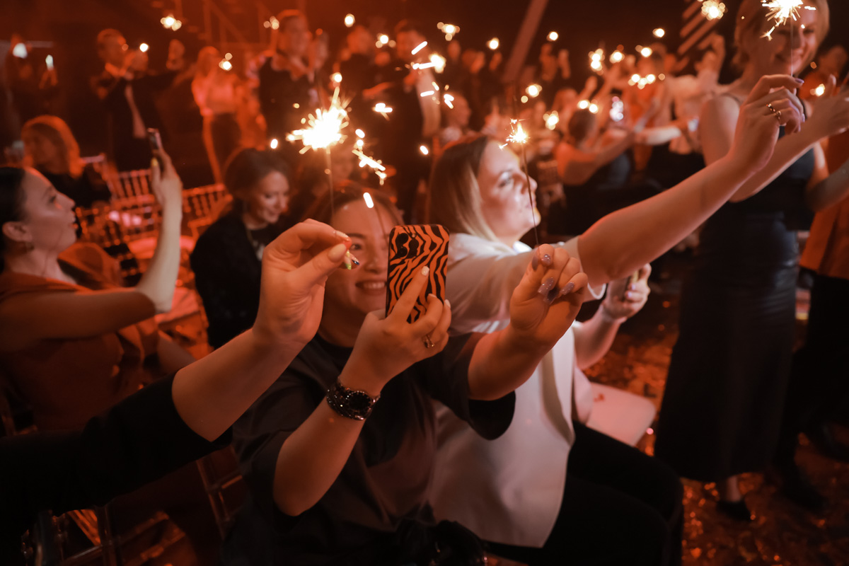 Ежегодная премия Wedmate Awards, которая к 2023 году трансформировалась из поощрения лучших свадебных кейсов в масштабное мероприятие с лекционной частью и восемью профессиональными номинациями. Чем занимаются представители индустрии на подобных встречах? Двадцатого марта «Ключ-Медиа» посетил премиальный event для лучших event-специалистов и готов раскрыть несколько секретов. 