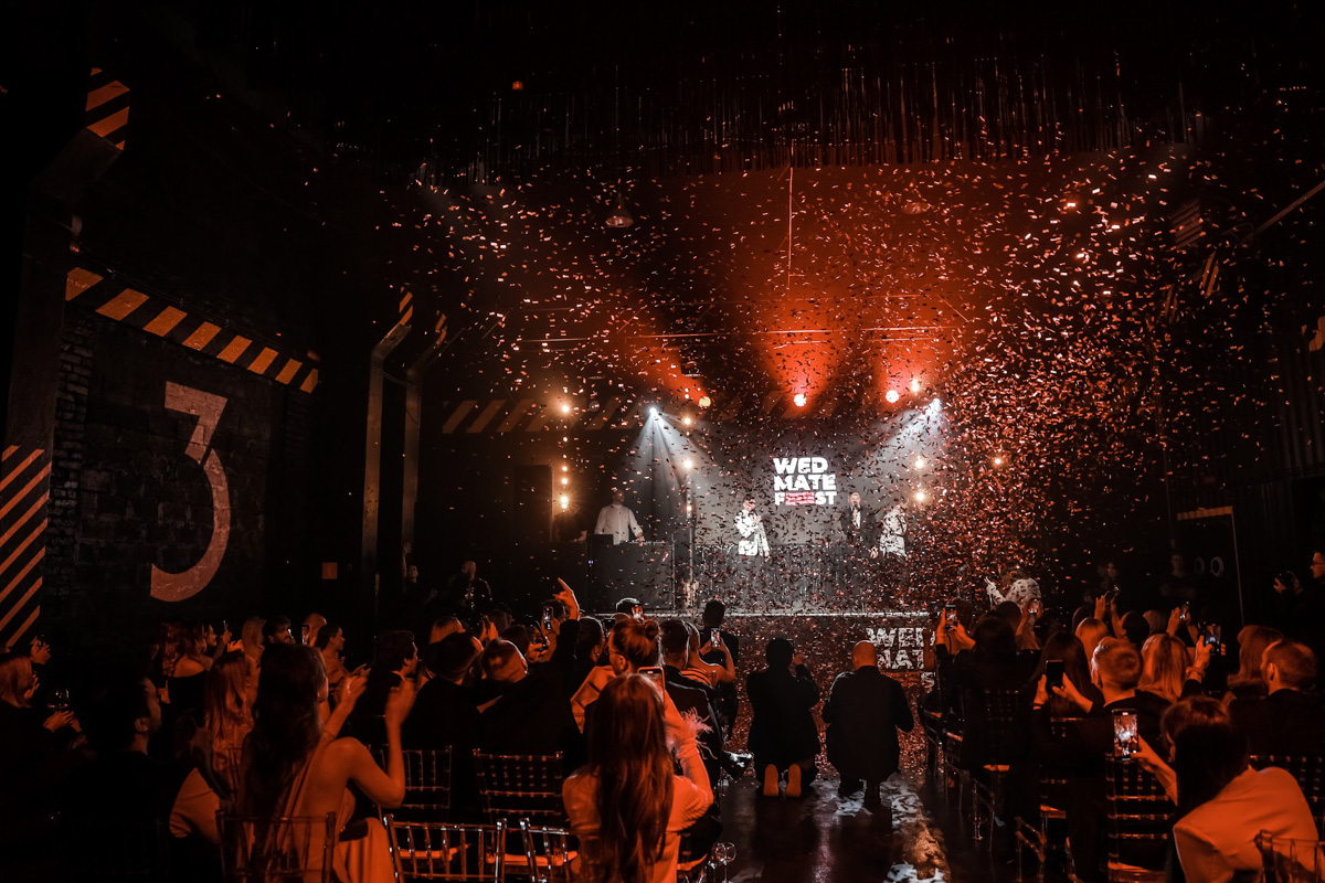 Ежегодная премия Wedmate Awards, которая к 2023 году трансформировалась из поощрения лучших свадебных кейсов в масштабное мероприятие с лекционной частью и восемью профессиональными номинациями. Чем занимаются представители индустрии на подобных встречах? Двадцатого марта «Ключ-Медиа» посетил премиальный event для лучших event-специалистов и готов раскрыть несколько секретов. 