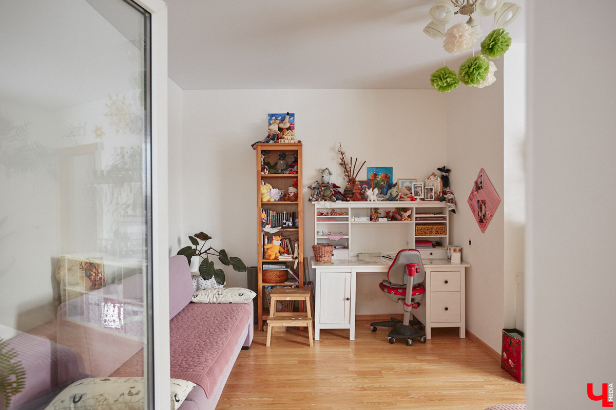 У коллекционера растений из Владимира Екатерины Вдовиной в доме тысячи видов цветов. Специально для них даже построили большую оранжерею с панорамными окнами, но и этого оказалось мало. Сейчас на 150 квадратных метрах таунхауса нет места без яркого акцента зеленого цвета. Но самое интересное: пространство для жизни Екатерине приснилось задолго до его покупки. 