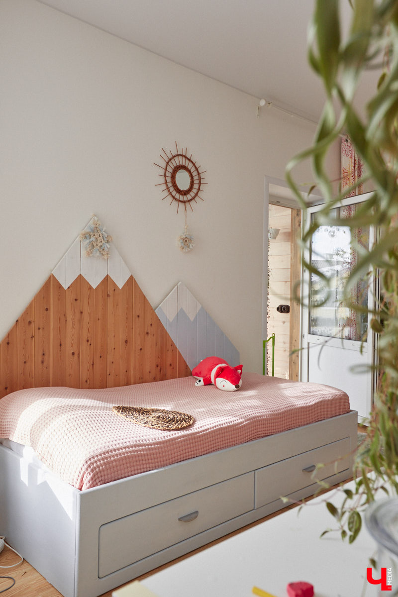 У коллекционера растений из Владимира Екатерины Вдовиной в доме тысячи видов цветов. Специально для них даже построили большую оранжерею с панорамными окнами, но и этого оказалось мало. Сейчас на 150 квадратных метрах таунхауса нет места без яркого акцента зеленого цвета. Но самое интересное: пространство для жизни Екатерине приснилось задолго до его покупки. 