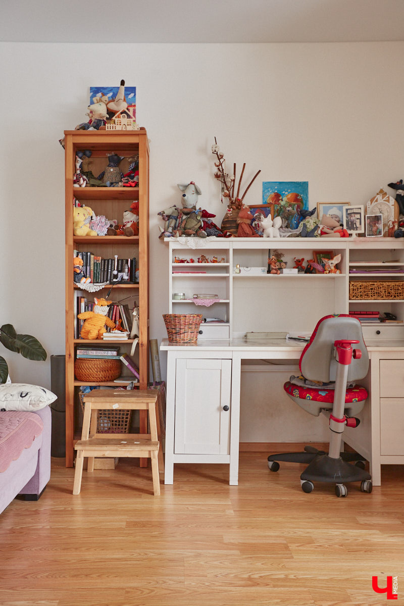 У коллекционера растений из Владимира Екатерины Вдовиной в доме тысячи видов цветов. Специально для них даже построили большую оранжерею с панорамными окнами, но и этого оказалось мало. Сейчас на 150 квадратных метрах таунхауса нет места без яркого акцента зеленого цвета. Но самое интересное: пространство для жизни Екатерине приснилось задолго до его покупки. 