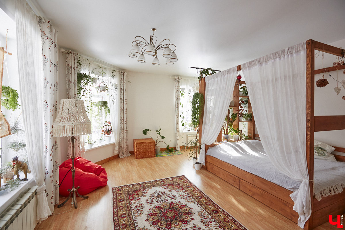 У коллекционера растений из Владимира Екатерины Вдовиной в доме тысячи видов цветов. Специально для них даже построили большую оранжерею с панорамными окнами, но и этого оказалось мало. Сейчас на 150 квадратных метрах таунхауса нет места без яркого акцента зеленого цвета. Но самое интересное: пространство для жизни Екатерине приснилось задолго до его покупки. 