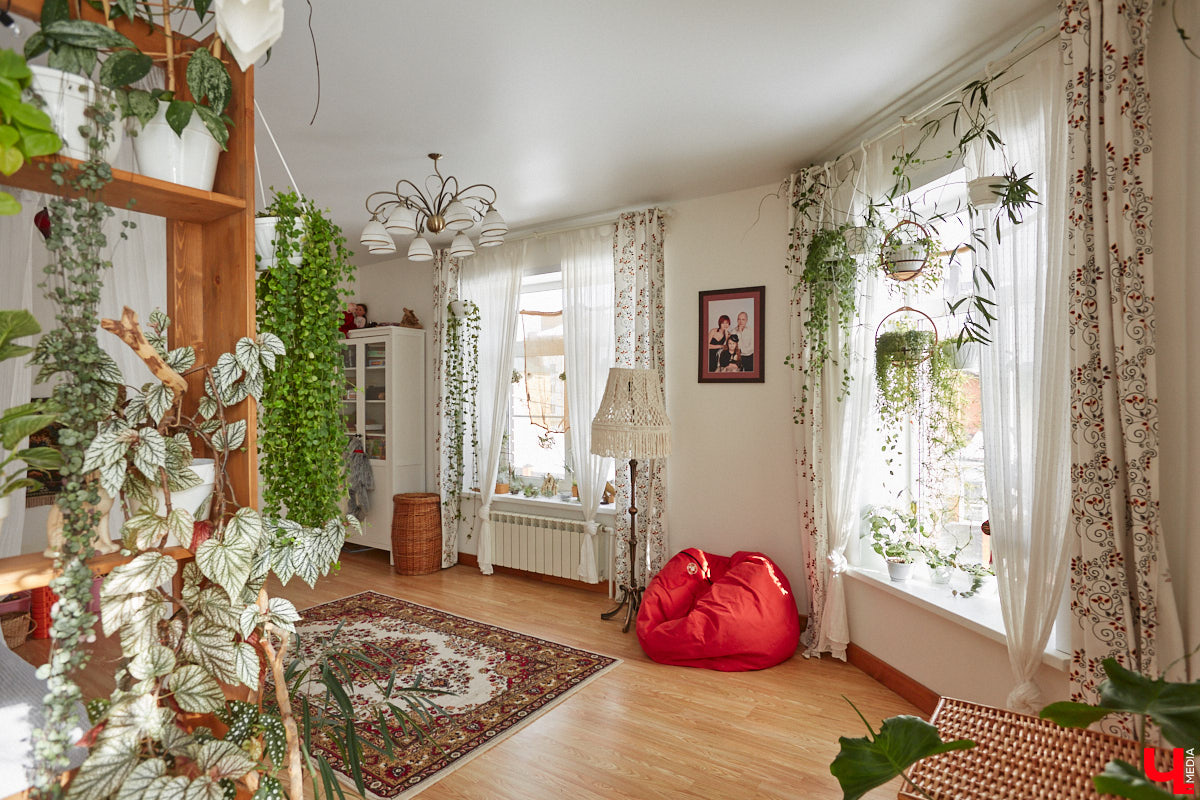 У коллекционера растений из Владимира Екатерины Вдовиной в доме тысячи видов цветов. Специально для них даже построили большую оранжерею с панорамными окнами, но и этого оказалось мало. Сейчас на 150 квадратных метрах таунхауса нет места без яркого акцента зеленого цвета. Но самое интересное: пространство для жизни Екатерине приснилось задолго до его покупки. 