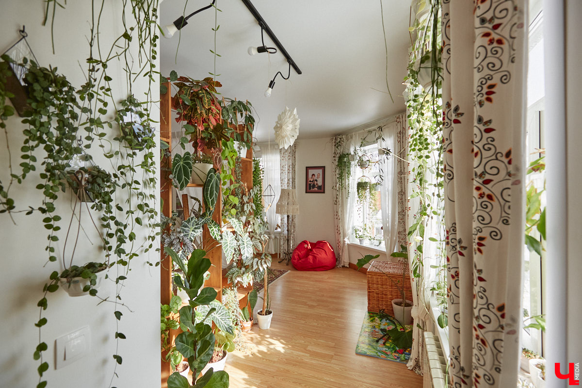 У коллекционера растений из Владимира Екатерины Вдовиной в доме тысячи видов цветов. Специально для них даже построили большую оранжерею с панорамными окнами, но и этого оказалось мало. Сейчас на 150 квадратных метрах таунхауса нет места без яркого акцента зеленого цвета. Но самое интересное: пространство для жизни Екатерине приснилось задолго до его покупки. 