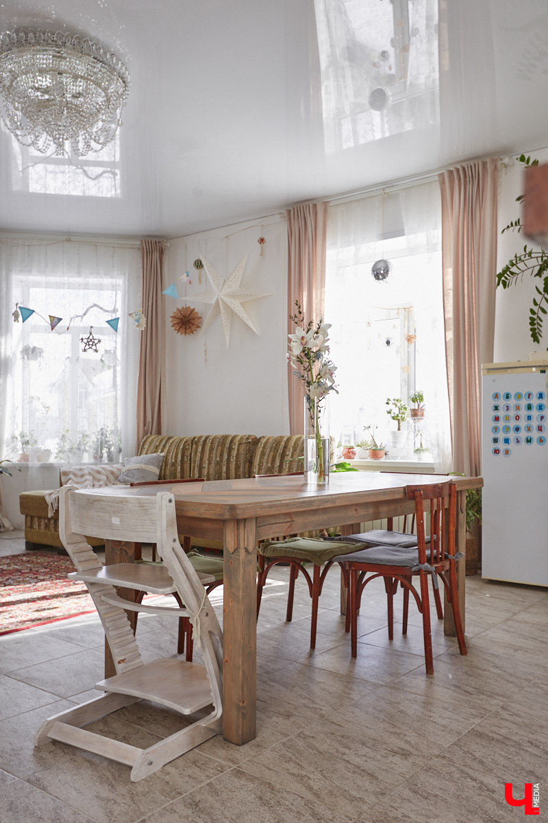 У коллекционера растений из Владимира Екатерины Вдовиной в доме тысячи видов цветов. Специально для них даже построили большую оранжерею с панорамными окнами, но и этого оказалось мало. Сейчас на 150 квадратных метрах таунхауса нет места без яркого акцента зеленого цвета. Но самое интересное: пространство для жизни Екатерине приснилось задолго до его покупки. 