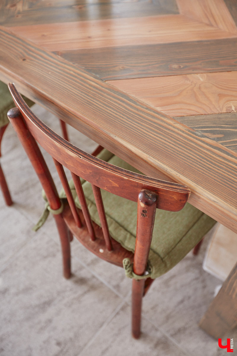 У коллекционера растений из Владимира Екатерины Вдовиной в доме тысячи видов цветов. Специально для них даже построили большую оранжерею с панорамными окнами, но и этого оказалось мало. Сейчас на 150 квадратных метрах таунхауса нет места без яркого акцента зеленого цвета. Но самое интересное: пространство для жизни Екатерине приснилось задолго до его покупки. 