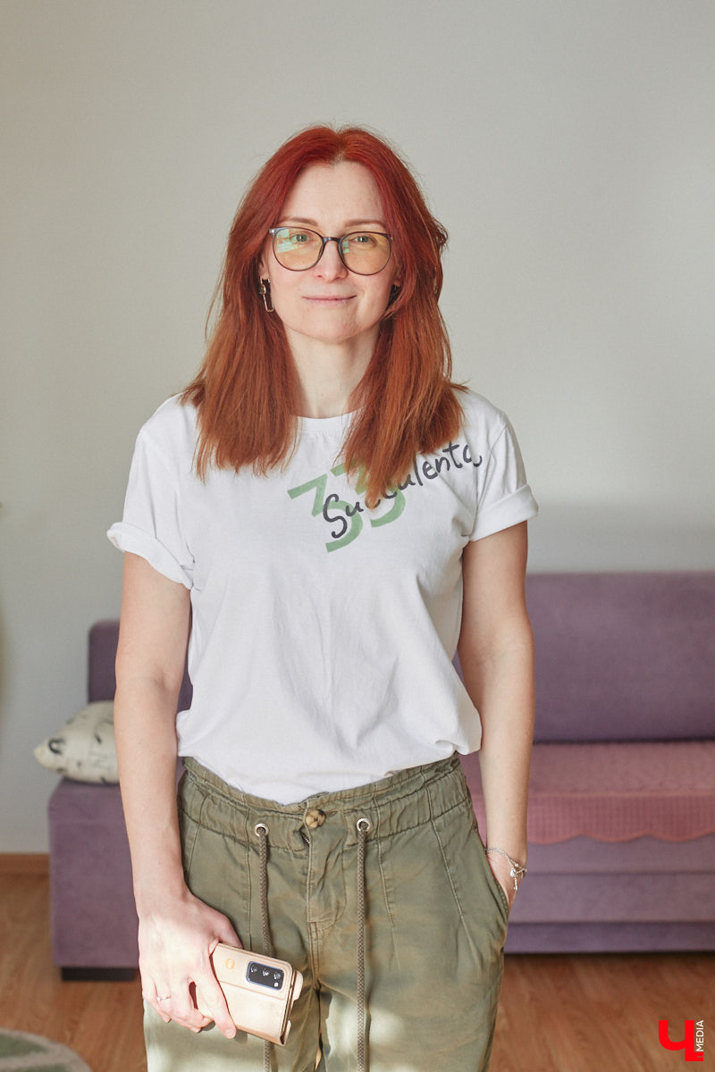 У коллекционера растений из Владимира Екатерины Вдовиной в доме тысячи видов цветов. Специально для них даже построили большую оранжерею с панорамными окнами, но и этого оказалось мало. Сейчас на 150 квадратных метрах таунхауса нет места без яркого акцента зеленого цвета. Но самое интересное: пространство для жизни Екатерине приснилось задолго до его покупки. 