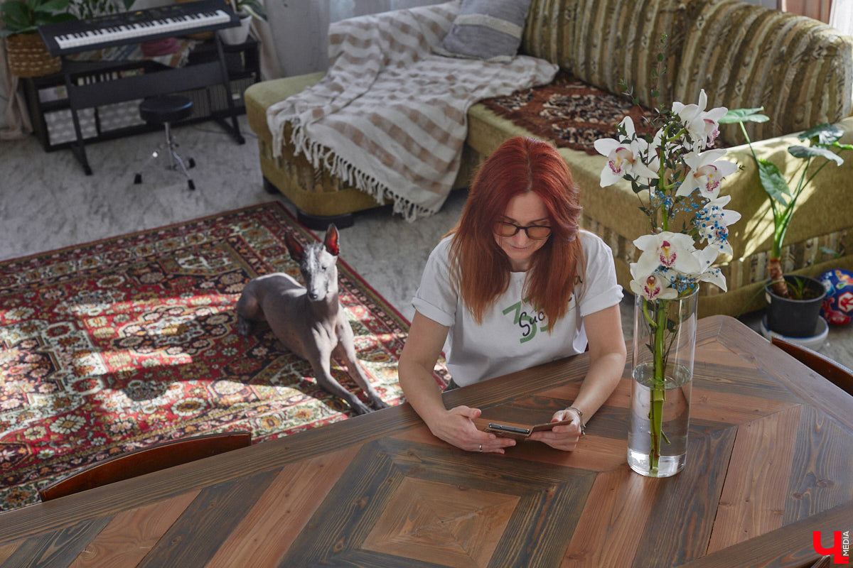 У коллекционера растений из Владимира Екатерины Вдовиной в доме тысячи видов цветов. Специально для них даже построили большую оранжерею с панорамными окнами, но и этого оказалось мало. Сейчас на 150 квадратных метрах таунхауса нет места без яркого акцента зеленого цвета. Но самое интересное: пространство для жизни Екатерине приснилось задолго до его покупки. 