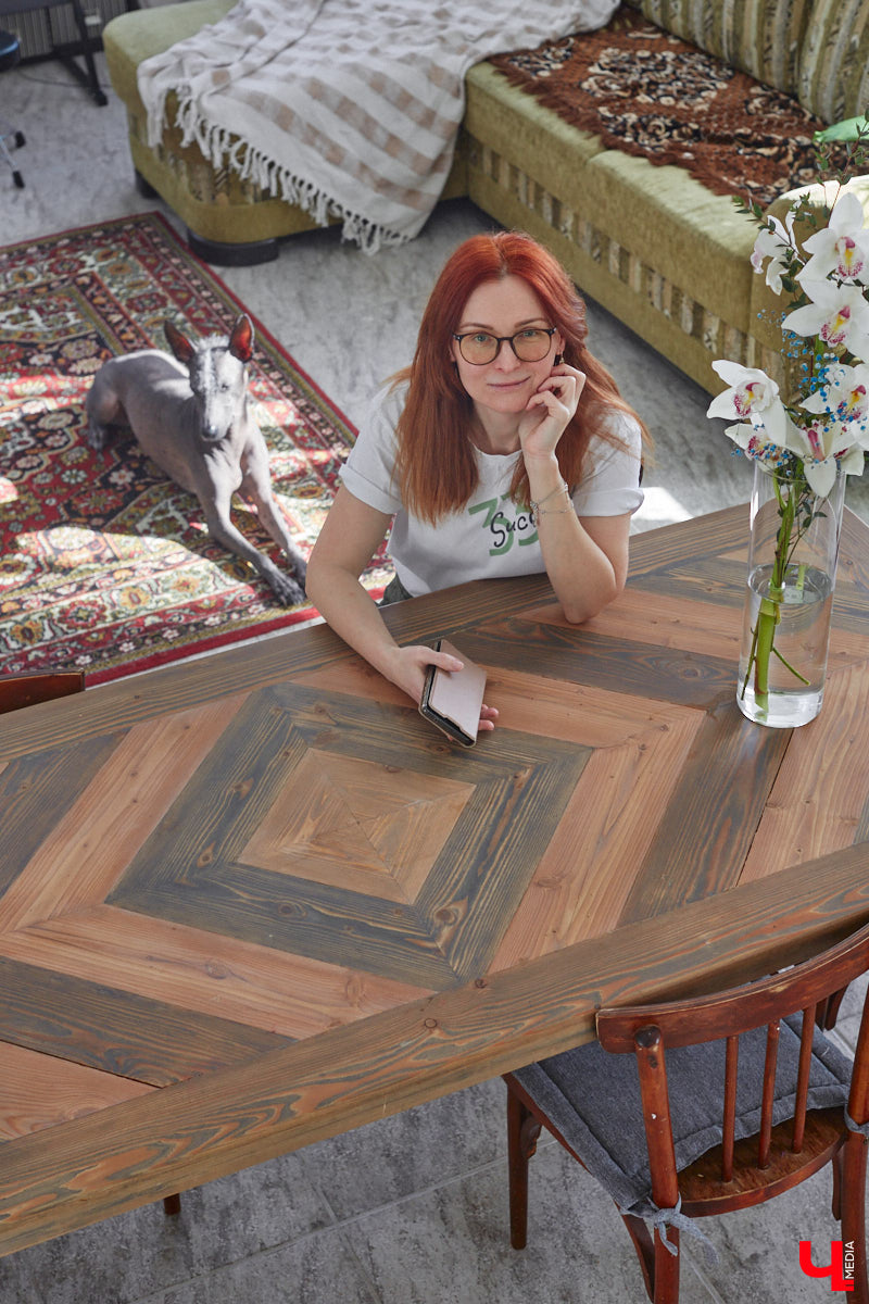 У коллекционера растений из Владимира Екатерины Вдовиной в доме тысячи видов цветов. Специально для них даже построили большую оранжерею с панорамными окнами, но и этого оказалось мало. Сейчас на 150 квадратных метрах таунхауса нет места без яркого акцента зеленого цвета. Но самое интересное: пространство для жизни Екатерине приснилось задолго до его покупки. 