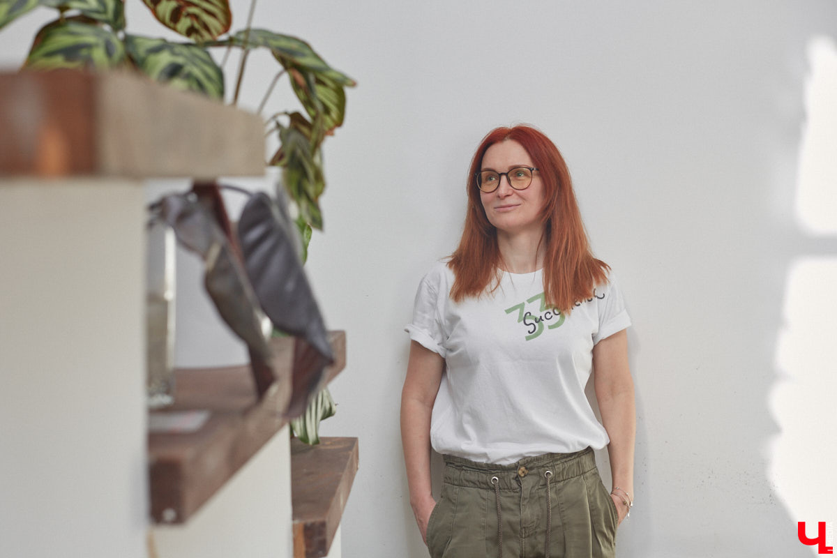 У коллекционера растений из Владимира Екатерины Вдовиной в доме тысячи видов цветов. Специально для них даже построили большую оранжерею с панорамными окнами, но и этого оказалось мало. Сейчас на 150 квадратных метрах таунхауса нет места без яркого акцента зеленого цвета. Но самое интересное: пространство для жизни Екатерине приснилось задолго до его покупки. 