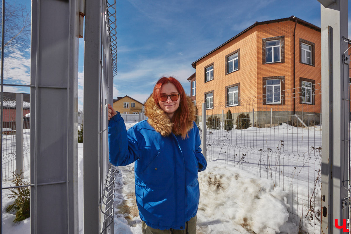 У коллекционера растений из Владимира Екатерины Вдовиной в доме тысячи видов цветов. Специально для них даже построили большую оранжерею с панорамными окнами, но и этого оказалось мало. Сейчас на 150 квадратных метрах таунхауса нет места без яркого акцента зеленого цвета. Но самое интересное: пространство для жизни Екатерине приснилось задолго до его покупки. 