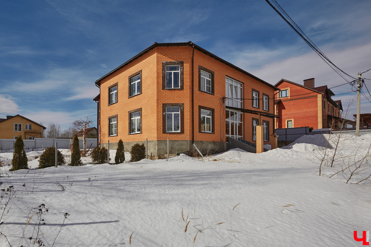 У коллекционера растений из Владимира Екатерины Вдовиной в доме тысячи видов цветов. Специально для них даже построили большую оранжерею с панорамными окнами, но и этого оказалось мало. Сейчас на 150 квадратных метрах таунхауса нет места без яркого акцента зеленого цвета. Но самое интересное: пространство для жизни Екатерине приснилось задолго до его покупки. 