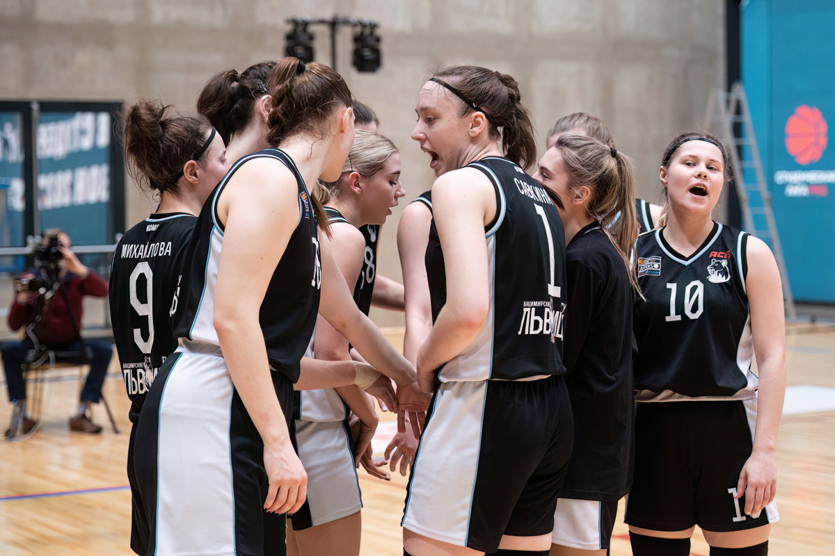 Настоящий праздник женского баскетбола не так давно прошел в Суздале. Город впервые в истории принял финал Студенческой лиги РЖД. На паркет новой спортивной арены вышли сразу восемь команд, в числе которых и «Владимирские львицы».