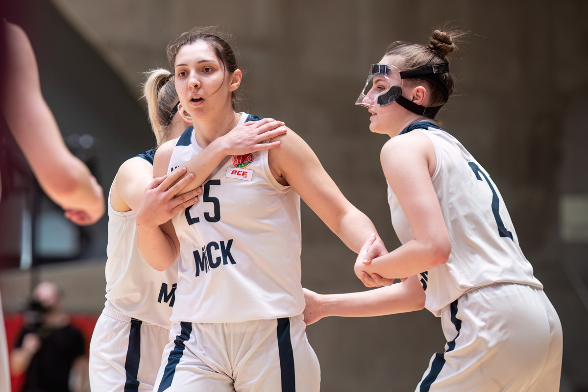 Настоящий праздник женского баскетбола не так давно прошел в Суздале. Город впервые в истории принял финал Студенческой лиги РЖД. На паркет новой спортивной арены вышли сразу восемь команд, в числе которых и «Владимирские львицы».