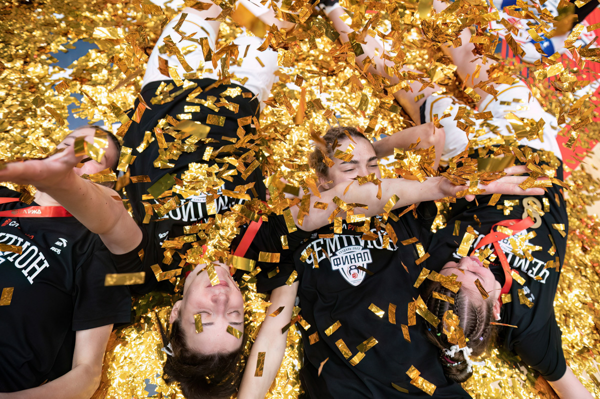 Настоящий праздник женского баскетбола не так давно прошел в Суздале. Город впервые в истории принял финал Студенческой лиги РЖД. На паркет новой спортивной арены вышли сразу восемь команд, в числе которых и «Владимирские львицы».