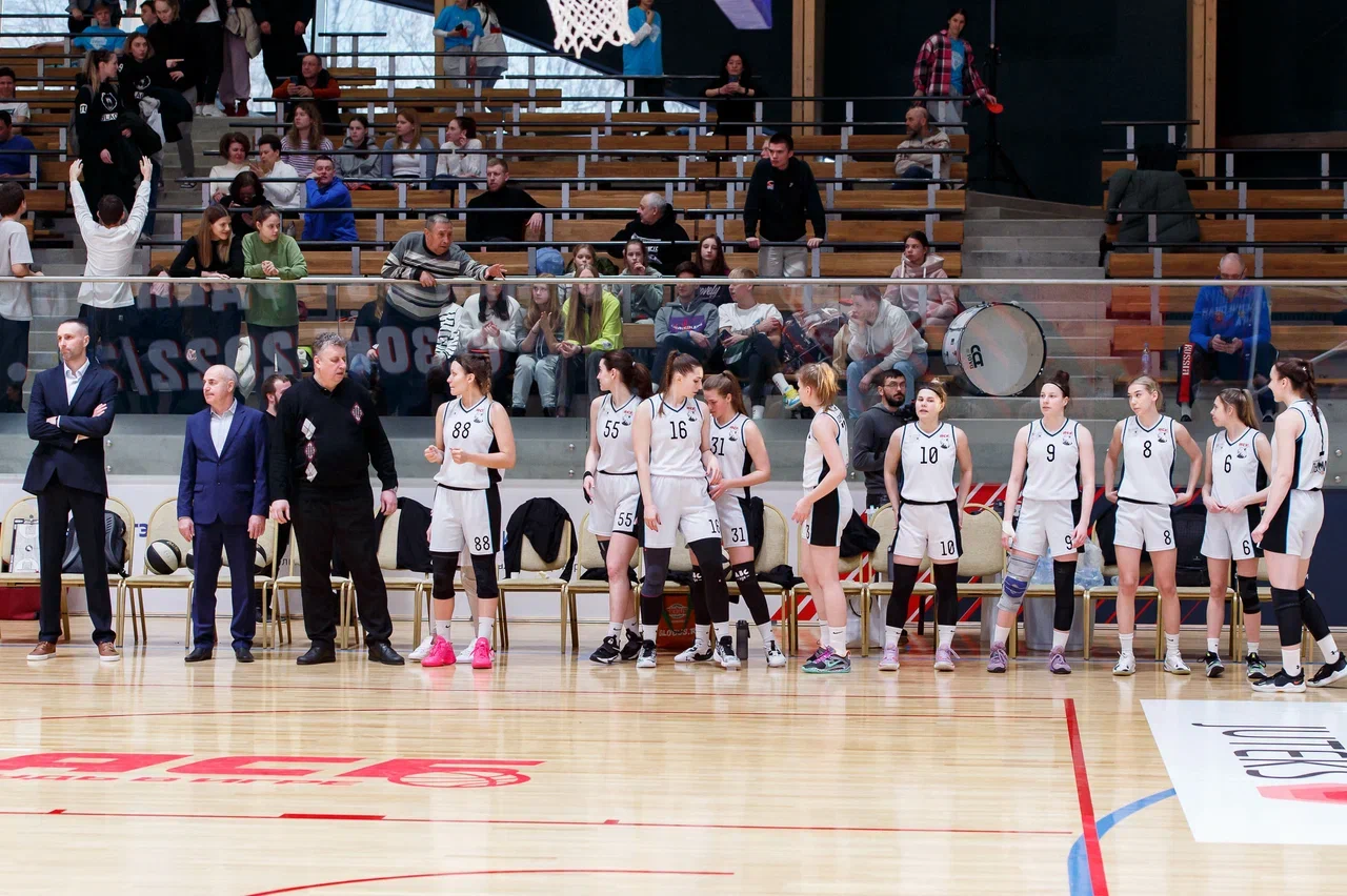 Настоящий праздник женского баскетбола не так давно прошел в Суздале. Город впервые в истории принял финал Студенческой лиги РЖД. На паркет новой спортивной арены вышли сразу восемь команд, в числе которых и «Владимирские львицы».
