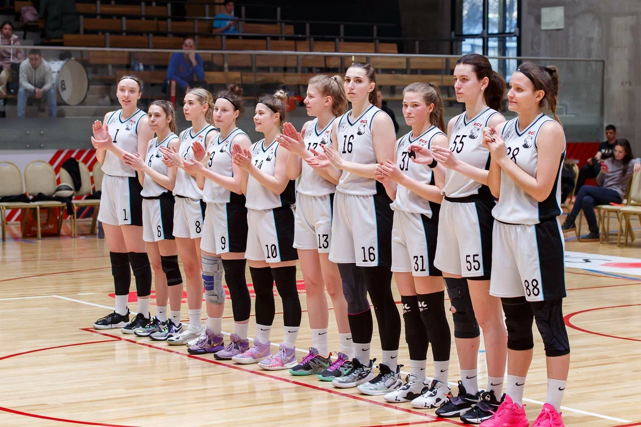 Настоящий праздник женского баскетбола не так давно прошел в Суздале. Город впервые в истории принял финал Студенческой лиги РЖД. На паркет новой спортивной арены вышли сразу восемь команд, в числе которых и «Владимирские львицы».