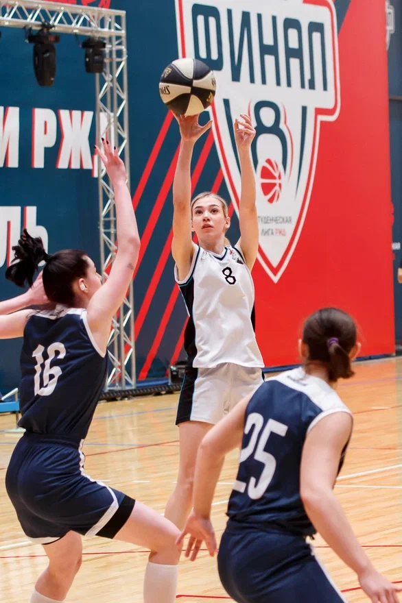 Настоящий праздник женского баскетбола не так давно прошел в Суздале. Город впервые в истории принял финал Студенческой лиги РЖД. На паркет новой спортивной арены вышли сразу восемь команд, в числе которых и «Владимирские львицы».