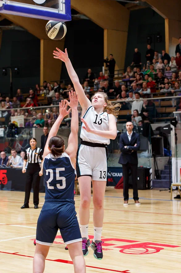 Настоящий праздник женского баскетбола не так давно прошел в Суздале. Город впервые в истории принял финал Студенческой лиги РЖД. На паркет новой спортивной арены вышли сразу восемь команд, в числе которых и «Владимирские львицы».