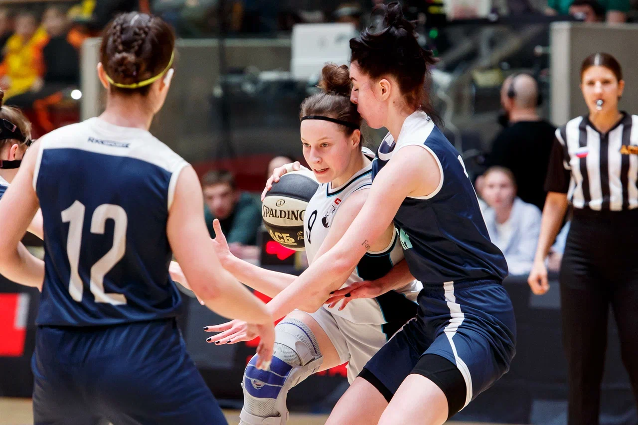 Настоящий праздник женского баскетбола не так давно прошел в Суздале. Город впервые в истории принял финал Студенческой лиги РЖД. На паркет новой спортивной арены вышли сразу восемь команд, в числе которых и «Владимирские львицы».