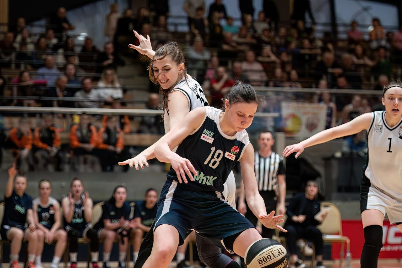 Настоящий праздник женского баскетбола не так давно прошел в Суздале. Город впервые в истории принял финал Студенческой лиги РЖД. На паркет новой спортивной арены вышли сразу восемь команд, в числе которых и «Владимирские львицы».