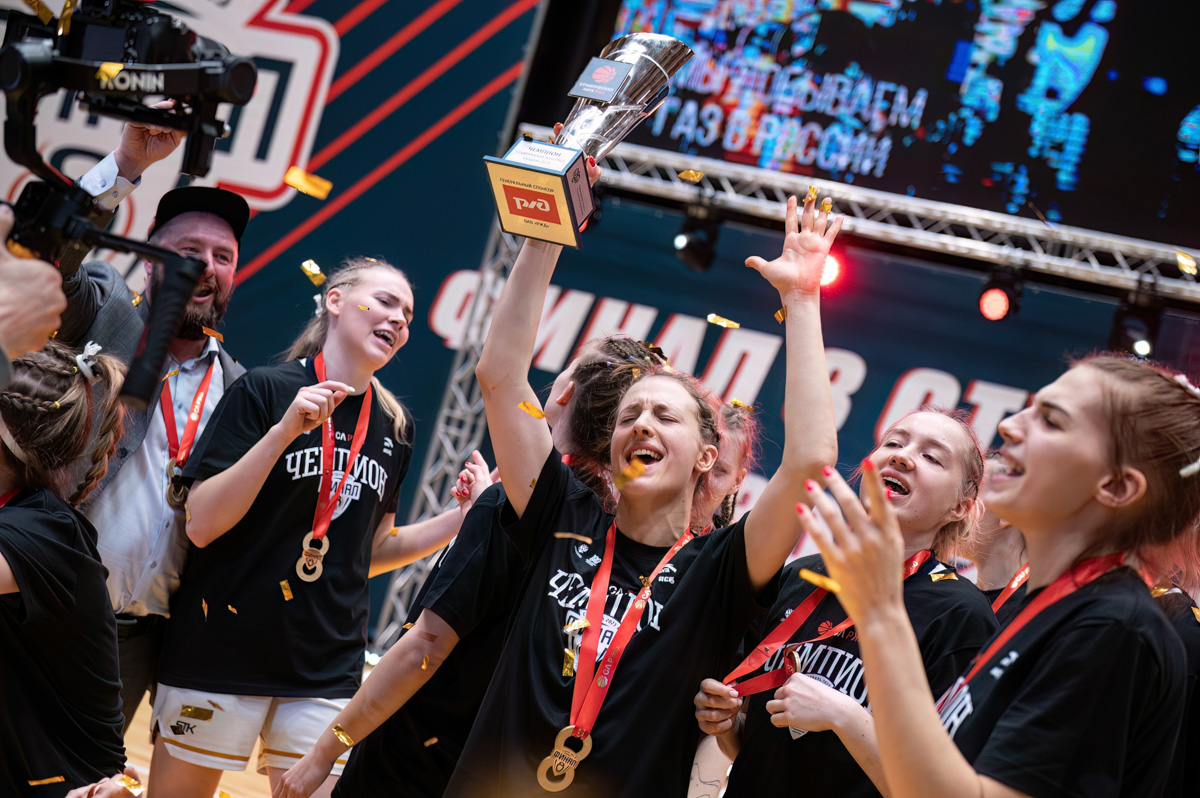 Настоящий праздник женского баскетбола не так давно прошел в Суздале. Город впервые в истории принял финал Студенческой лиги РЖД. На паркет новой спортивной арены вышли сразу восемь команд, в числе которых и «Владимирские львицы».