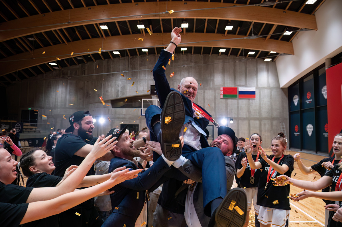 Настоящий праздник женского баскетбола не так давно прошел в Суздале. Город впервые в истории принял финал Студенческой лиги РЖД. На паркет новой спортивной арены вышли сразу восемь команд, в числе которых и «Владимирские львицы».