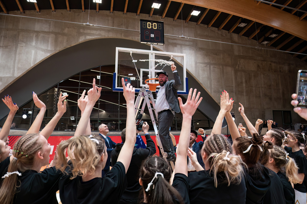 Настоящий праздник женского баскетбола не так давно прошел в Суздале. Город впервые в истории принял финал Студенческой лиги РЖД. На паркет новой спортивной арены вышли сразу восемь команд, в числе которых и «Владимирские львицы».