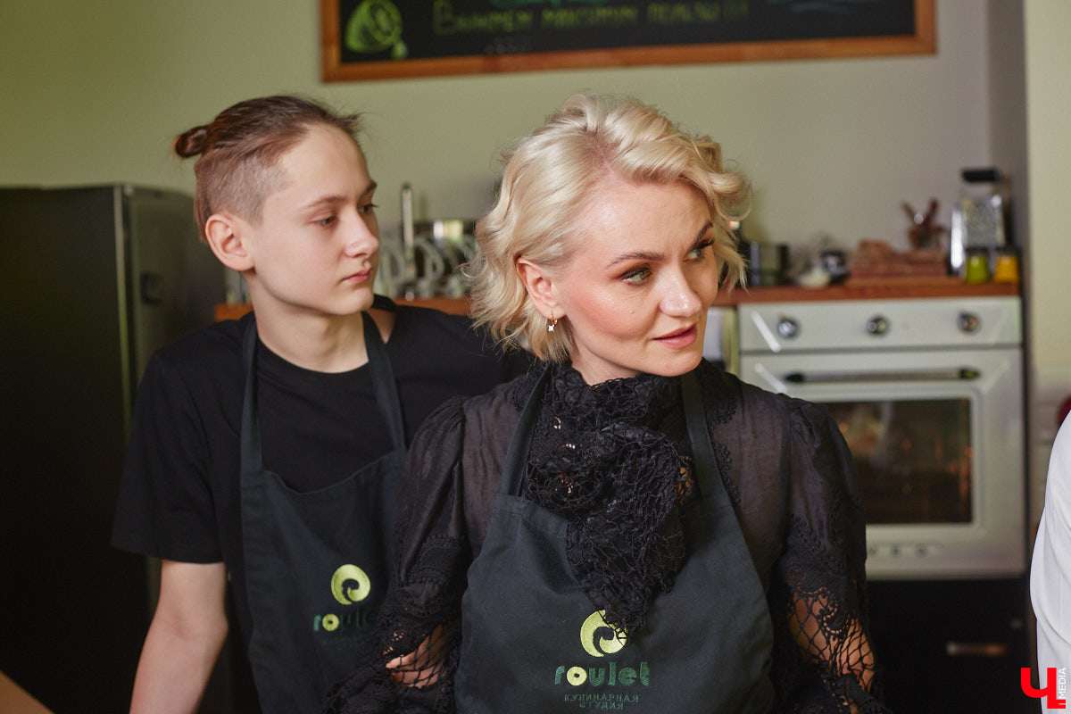 Красиво и       с       любовью       — это уже вкусно. В       новом сезоне гастрошоу от       «Ключ-Медиа» создатель эксклюзивной мебели Ирина Шепелева вместе с       сыном прогулялась по       супермаркету первого dog-friendly торгового центра во       Владимире, а       потом соединила всю свою силу и       нежность, чтобы сделать поистине дизайнерское блюдо.