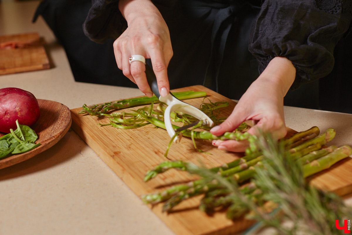Красиво и       с       любовью       — это уже вкусно. В       новом сезоне гастрошоу от       «Ключ-Медиа» создатель эксклюзивной мебели Ирина Шепелева вместе с       сыном прогулялась по       супермаркету первого dog-friendly торгового центра во       Владимире, а       потом соединила всю свою силу и       нежность, чтобы сделать поистине дизайнерское блюдо.