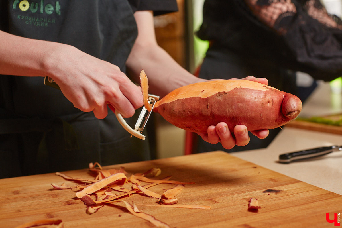Красиво и       с       любовью       — это уже вкусно. В       новом сезоне гастрошоу от       «Ключ-Медиа» создатель эксклюзивной мебели Ирина Шепелева вместе с       сыном прогулялась по       супермаркету первого dog-friendly торгового центра во       Владимире, а       потом соединила всю свою силу и       нежность, чтобы сделать поистине дизайнерское блюдо.