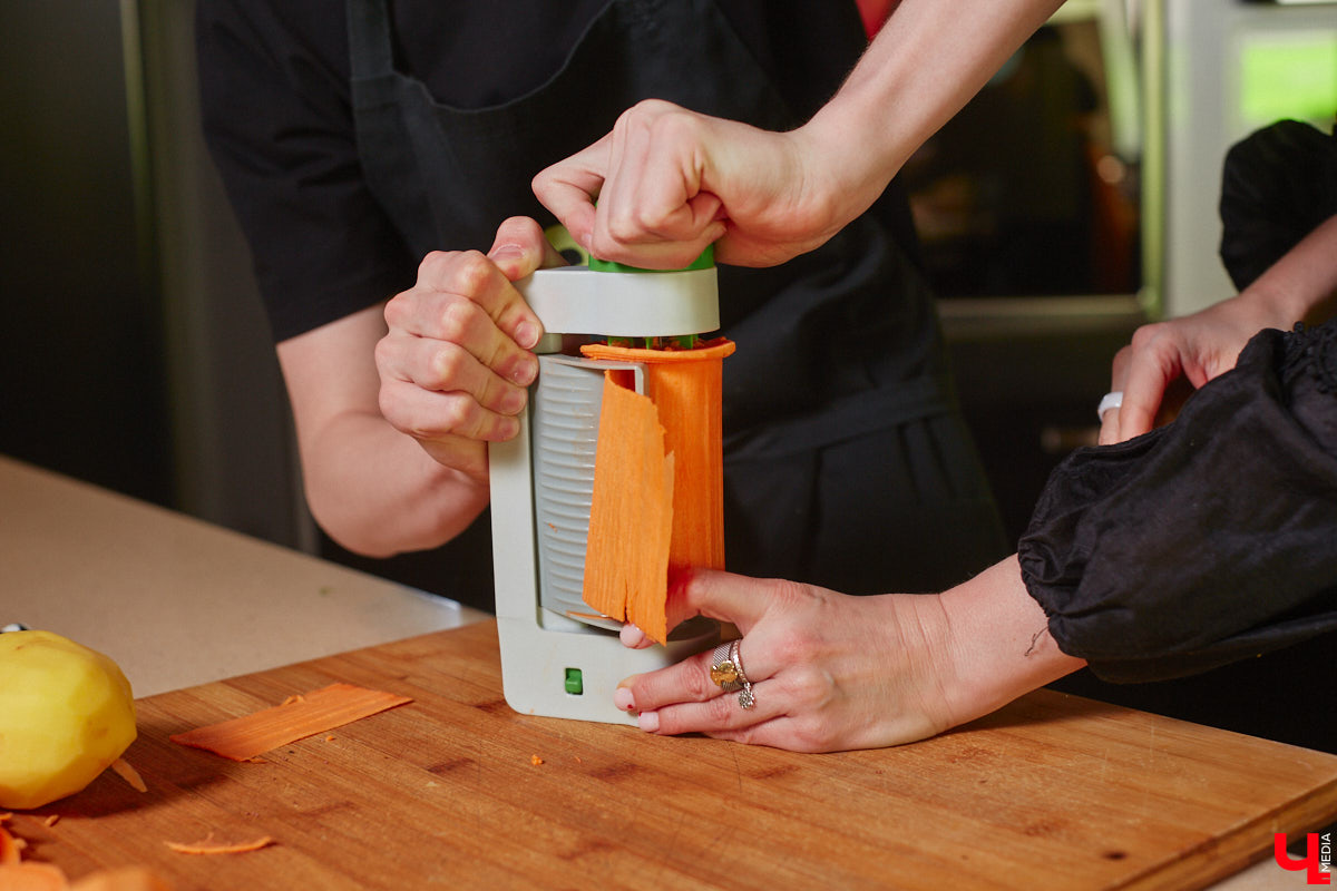 Красиво и       с       любовью       — это уже вкусно. В       новом сезоне гастрошоу от       «Ключ-Медиа» создатель эксклюзивной мебели Ирина Шепелева вместе с       сыном прогулялась по       супермаркету первого dog-friendly торгового центра во       Владимире, а       потом соединила всю свою силу и       нежность, чтобы сделать поистине дизайнерское блюдо.