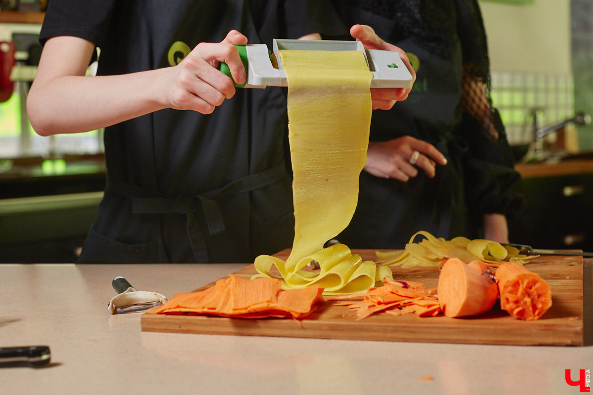 Красиво и       с       любовью       — это уже вкусно. В       новом сезоне гастрошоу от       «Ключ-Медиа» создатель эксклюзивной мебели Ирина Шепелева вместе с       сыном прогулялась по       супермаркету первого dog-friendly торгового центра во       Владимире, а       потом соединила всю свою силу и       нежность, чтобы сделать поистине дизайнерское блюдо.