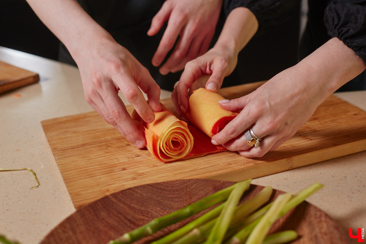 Красиво и       с       любовью       — это уже вкусно. В       новом сезоне гастрошоу от       «Ключ-Медиа» создатель эксклюзивной мебели Ирина Шепелева вместе с       сыном прогулялась по       супермаркету первого dog-friendly торгового центра во       Владимире, а       потом соединила всю свою силу и       нежность, чтобы сделать поистине дизайнерское блюдо.