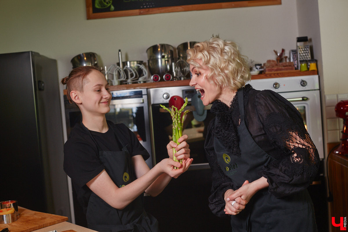 Красиво и       с       любовью       — это уже вкусно. В       новом сезоне гастрошоу от       «Ключ-Медиа» создатель эксклюзивной мебели Ирина Шепелева вместе с       сыном прогулялась по       супермаркету первого dog-friendly торгового центра во       Владимире, а       потом соединила всю свою силу и       нежность, чтобы сделать поистине дизайнерское блюдо.