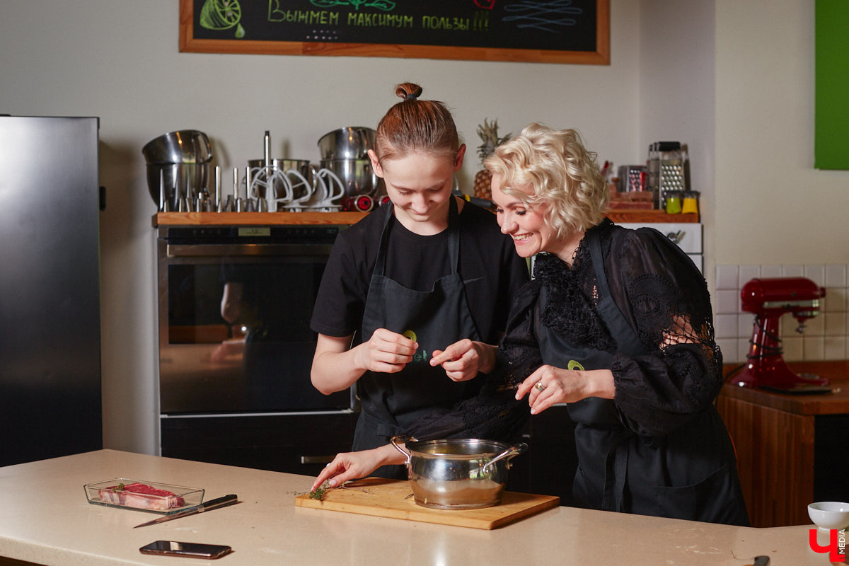 Красиво и       с       любовью       — это уже вкусно. В       новом сезоне гастрошоу от       «Ключ-Медиа» создатель эксклюзивной мебели Ирина Шепелева вместе с       сыном прогулялась по       супермаркету первого dog-friendly торгового центра во       Владимире, а       потом соединила всю свою силу и       нежность, чтобы сделать поистине дизайнерское блюдо.