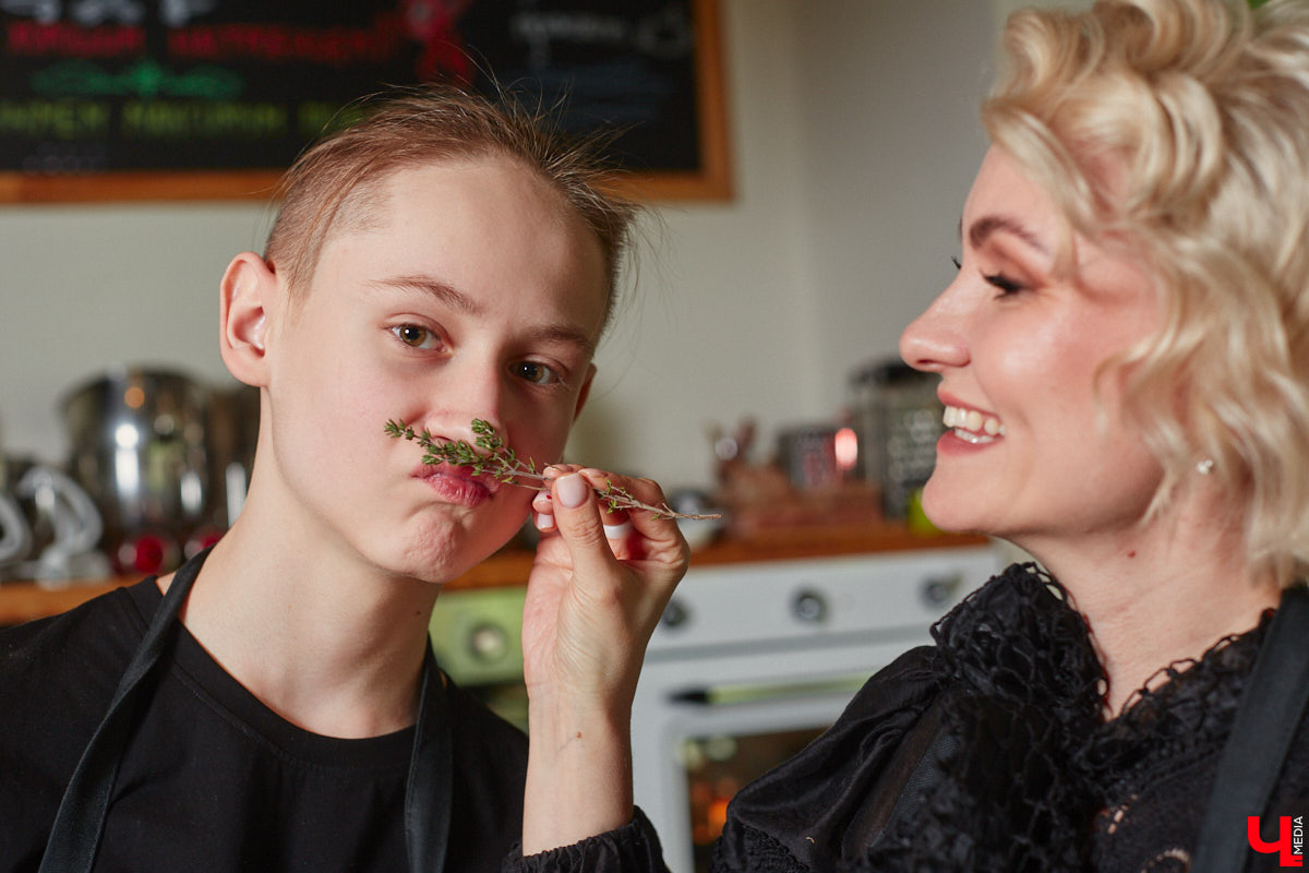 Красиво и       с       любовью       — это уже вкусно. В       новом сезоне гастрошоу от       «Ключ-Медиа» создатель эксклюзивной мебели Ирина Шепелева вместе с       сыном прогулялась по       супермаркету первого dog-friendly торгового центра во       Владимире, а       потом соединила всю свою силу и       нежность, чтобы сделать поистине дизайнерское блюдо.