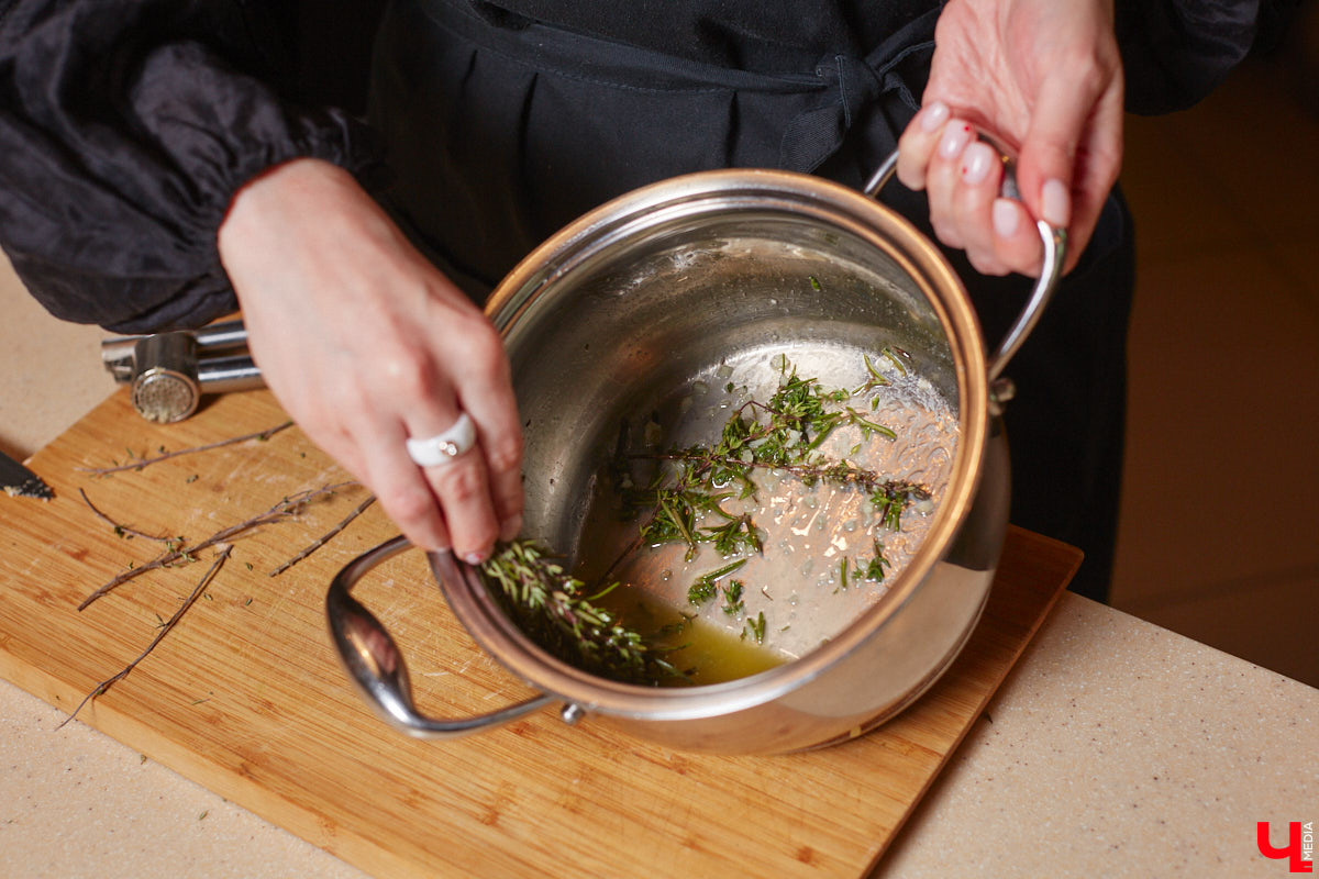 Красиво и       с       любовью       — это уже вкусно. В       новом сезоне гастрошоу от       «Ключ-Медиа» создатель эксклюзивной мебели Ирина Шепелева вместе с       сыном прогулялась по       супермаркету первого dog-friendly торгового центра во       Владимире, а       потом соединила всю свою силу и       нежность, чтобы сделать поистине дизайнерское блюдо.