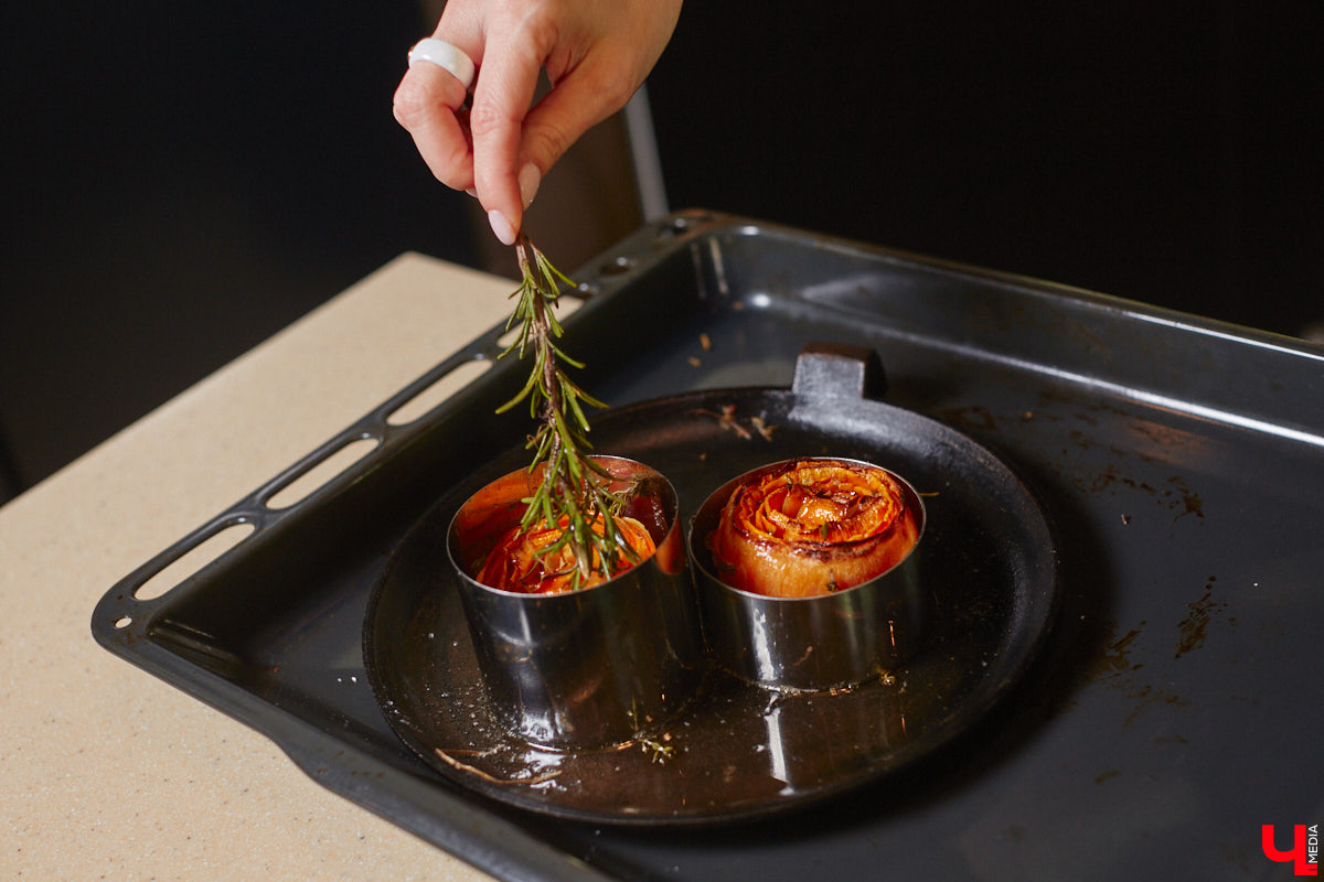 Красиво и       с       любовью       — это уже вкусно. В       новом сезоне гастрошоу от       «Ключ-Медиа» создатель эксклюзивной мебели Ирина Шепелева вместе с       сыном прогулялась по       супермаркету первого dog-friendly торгового центра во       Владимире, а       потом соединила всю свою силу и       нежность, чтобы сделать поистине дизайнерское блюдо.