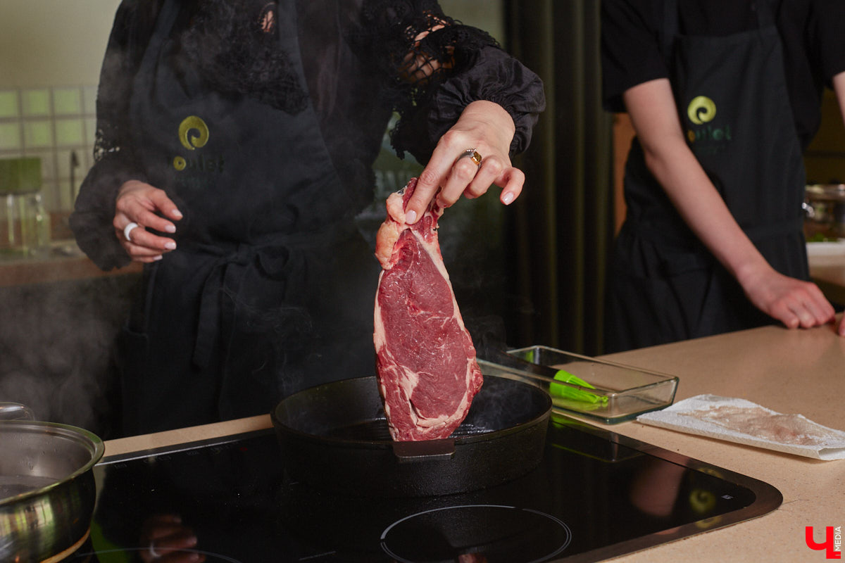 Красиво и       с       любовью       — это уже вкусно. В       новом сезоне гастрошоу от       «Ключ-Медиа» создатель эксклюзивной мебели Ирина Шепелева вместе с       сыном прогулялась по       супермаркету первого dog-friendly торгового центра во       Владимире, а       потом соединила всю свою силу и       нежность, чтобы сделать поистине дизайнерское блюдо.