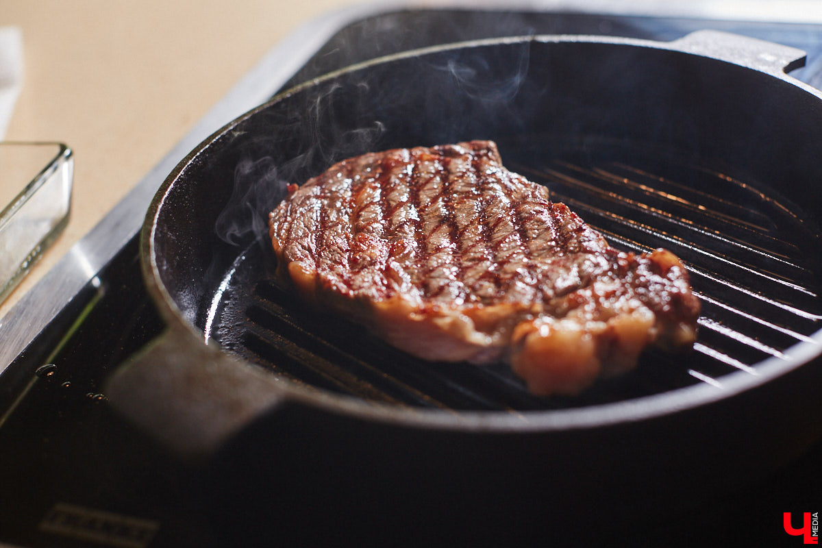 Красиво и       с       любовью       — это уже вкусно. В       новом сезоне гастрошоу от       «Ключ-Медиа» создатель эксклюзивной мебели Ирина Шепелева вместе с       сыном прогулялась по       супермаркету первого dog-friendly торгового центра во       Владимире, а       потом соединила всю свою силу и       нежность, чтобы сделать поистине дизайнерское блюдо.