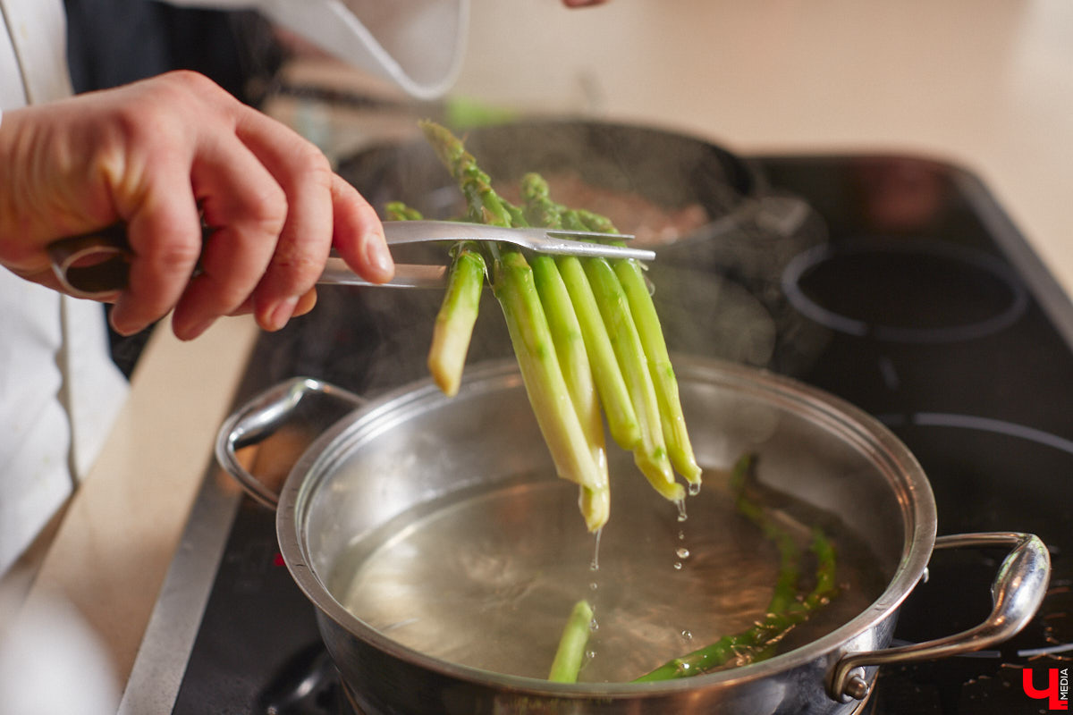 Красиво и       с       любовью       — это уже вкусно. В       новом сезоне гастрошоу от       «Ключ-Медиа» создатель эксклюзивной мебели Ирина Шепелева вместе с       сыном прогулялась по       супермаркету первого dog-friendly торгового центра во       Владимире, а       потом соединила всю свою силу и       нежность, чтобы сделать поистине дизайнерское блюдо.