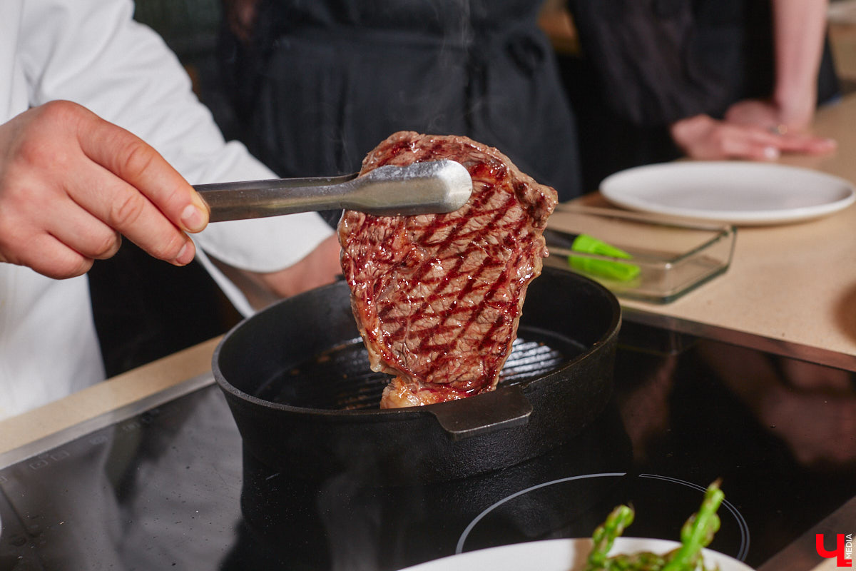 Красиво и       с       любовью       — это уже вкусно. В       новом сезоне гастрошоу от       «Ключ-Медиа» создатель эксклюзивной мебели Ирина Шепелева вместе с       сыном прогулялась по       супермаркету первого dog-friendly торгового центра во       Владимире, а       потом соединила всю свою силу и       нежность, чтобы сделать поистине дизайнерское блюдо.