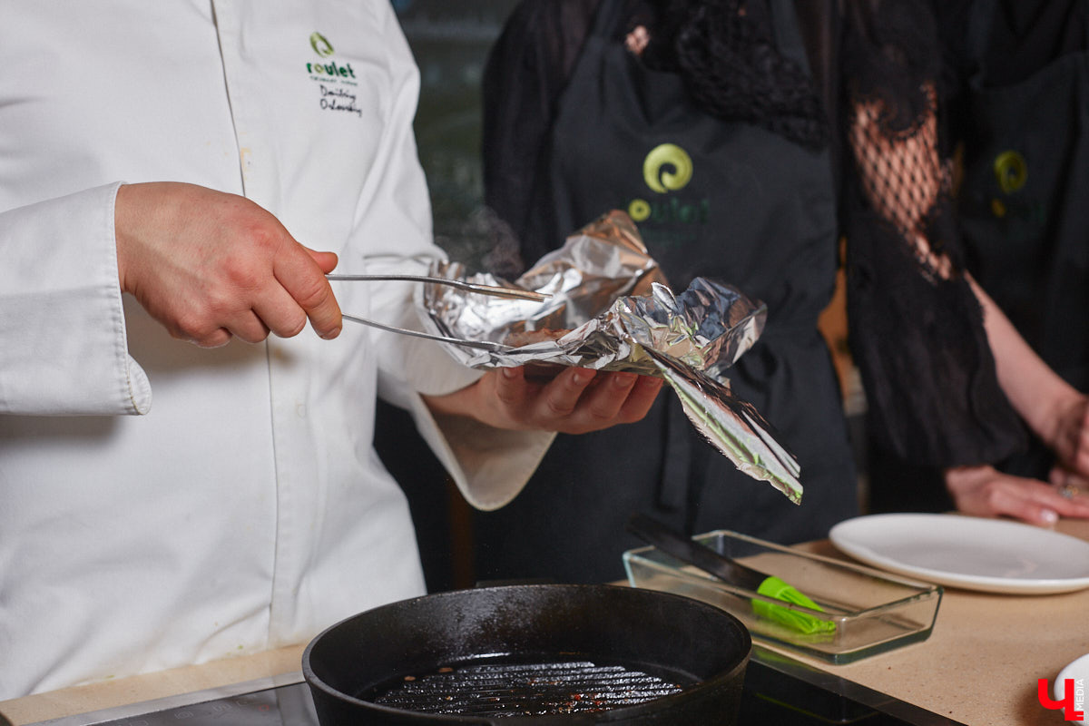 Красиво и       с       любовью       — это уже вкусно. В       новом сезоне гастрошоу от       «Ключ-Медиа» создатель эксклюзивной мебели Ирина Шепелева вместе с       сыном прогулялась по       супермаркету первого dog-friendly торгового центра во       Владимире, а       потом соединила всю свою силу и       нежность, чтобы сделать поистине дизайнерское блюдо.