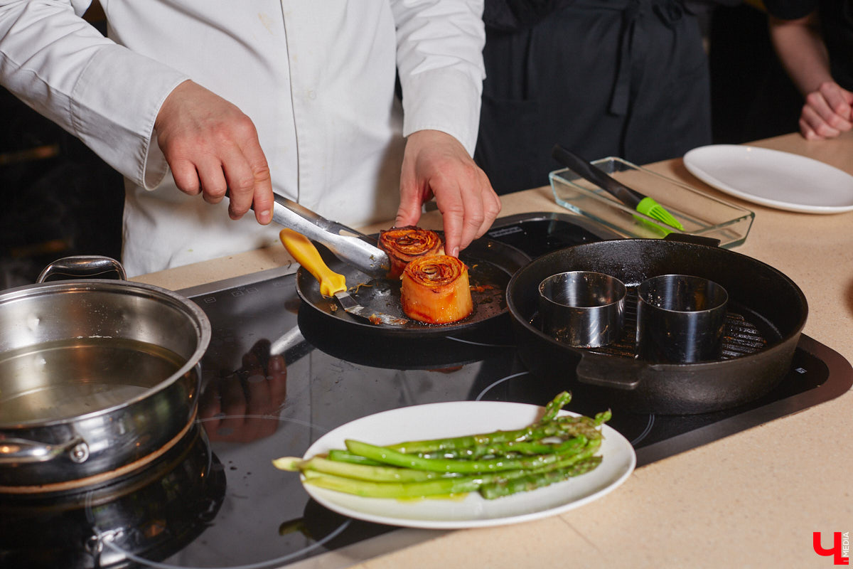 Красиво и       с       любовью       — это уже вкусно. В       новом сезоне гастрошоу от       «Ключ-Медиа» создатель эксклюзивной мебели Ирина Шепелева вместе с       сыном прогулялась по       супермаркету первого dog-friendly торгового центра во       Владимире, а       потом соединила всю свою силу и       нежность, чтобы сделать поистине дизайнерское блюдо.