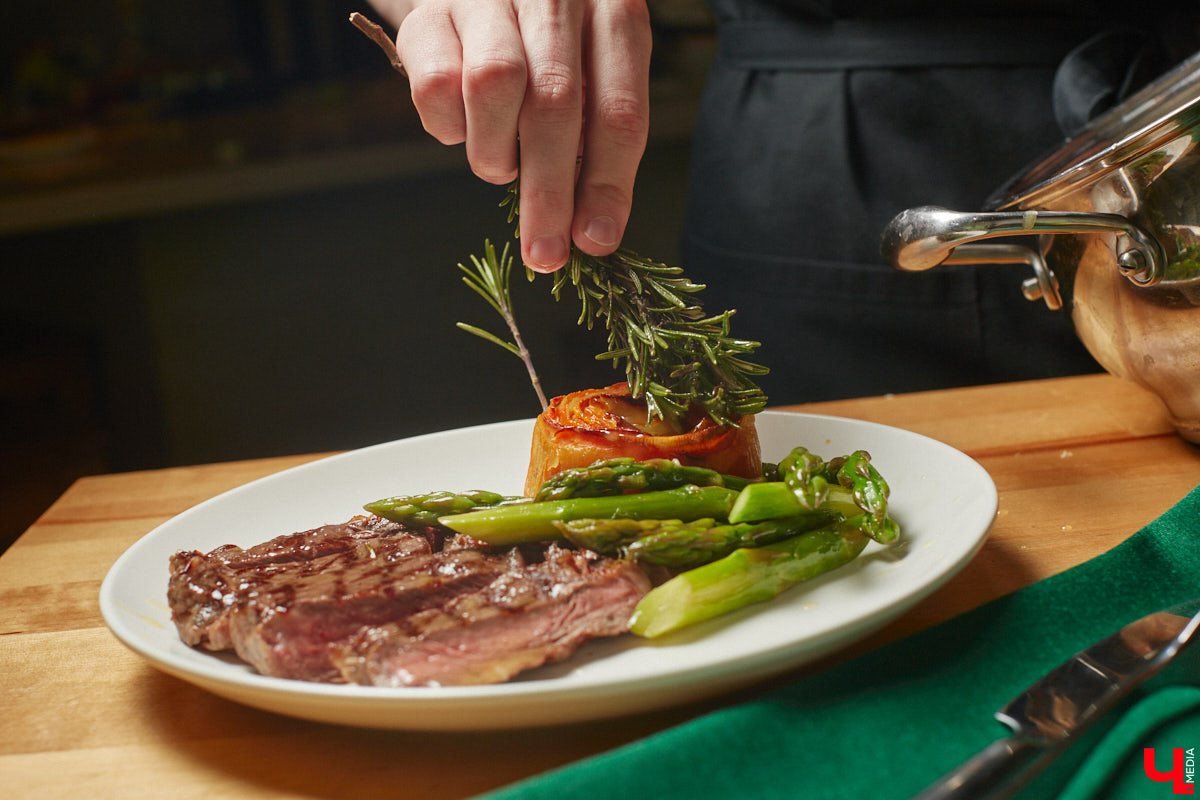 Красиво и       с       любовью       — это уже вкусно. В       новом сезоне гастрошоу от       «Ключ-Медиа» создатель эксклюзивной мебели Ирина Шепелева вместе с       сыном прогулялась по       супермаркету первого dog-friendly торгового центра во       Владимире, а       потом соединила всю свою силу и       нежность, чтобы сделать поистине дизайнерское блюдо.