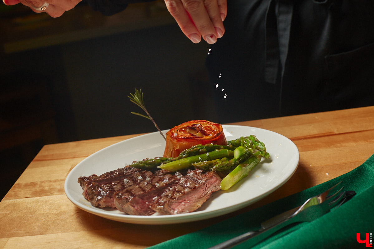 Красиво и       с       любовью       — это уже вкусно. В       новом сезоне гастрошоу от       «Ключ-Медиа» создатель эксклюзивной мебели Ирина Шепелева вместе с       сыном прогулялась по       супермаркету первого dog-friendly торгового центра во       Владимире, а       потом соединила всю свою силу и       нежность, чтобы сделать поистине дизайнерское блюдо.