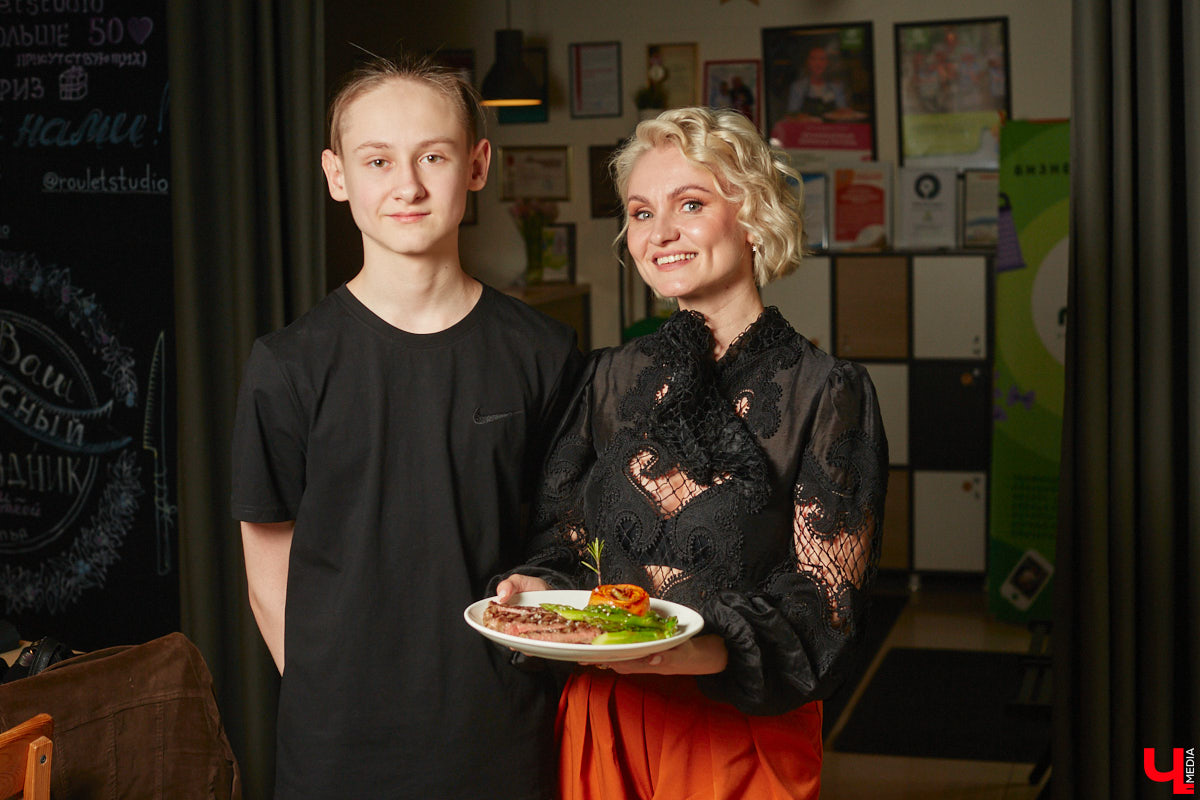 Красиво и       с       любовью       — это уже вкусно. В       новом сезоне гастрошоу от       «Ключ-Медиа» создатель эксклюзивной мебели Ирина Шепелева вместе с       сыном прогулялась по       супермаркету первого dog-friendly торгового центра во       Владимире, а       потом соединила всю свою силу и       нежность, чтобы сделать поистине дизайнерское блюдо.