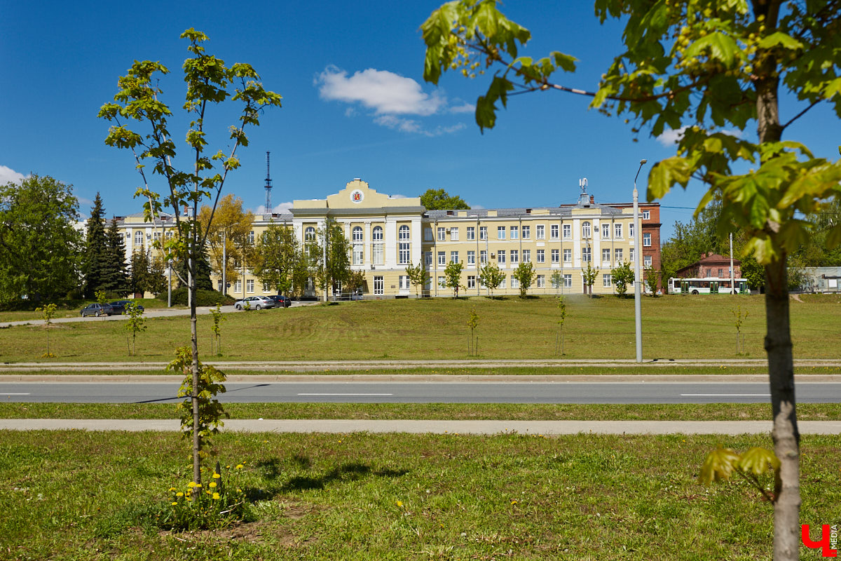На Октябрьском проспекте нельзя не обратить внимания на величественное здание Владимирского политехнического колледжа. Его северный фасад построен в виде полудуги, что позволило ему органично вписаться в рельеф местности. Пожалуй, это единственное во Владимире строение, где применён такой архитектурный прием. Очень украсила его и угловая башня, которая как бы объединяет две части этого здания. Но таким эффектным оно стало не сразу…