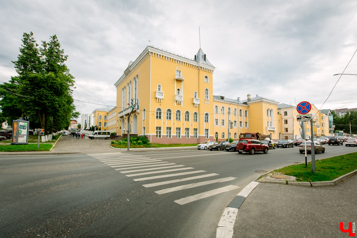 На Октябрьском проспекте нельзя не обратить внимания на величественное здание Владимирского политехнического колледжа. Его северный фасад построен в виде полудуги, что позволило ему органично вписаться в рельеф местности. Пожалуй, это единственное во Владимире строение, где применён такой архитектурный прием. Очень украсила его и угловая башня, которая как бы объединяет две части этого здания. Но таким эффектным оно стало не сразу…